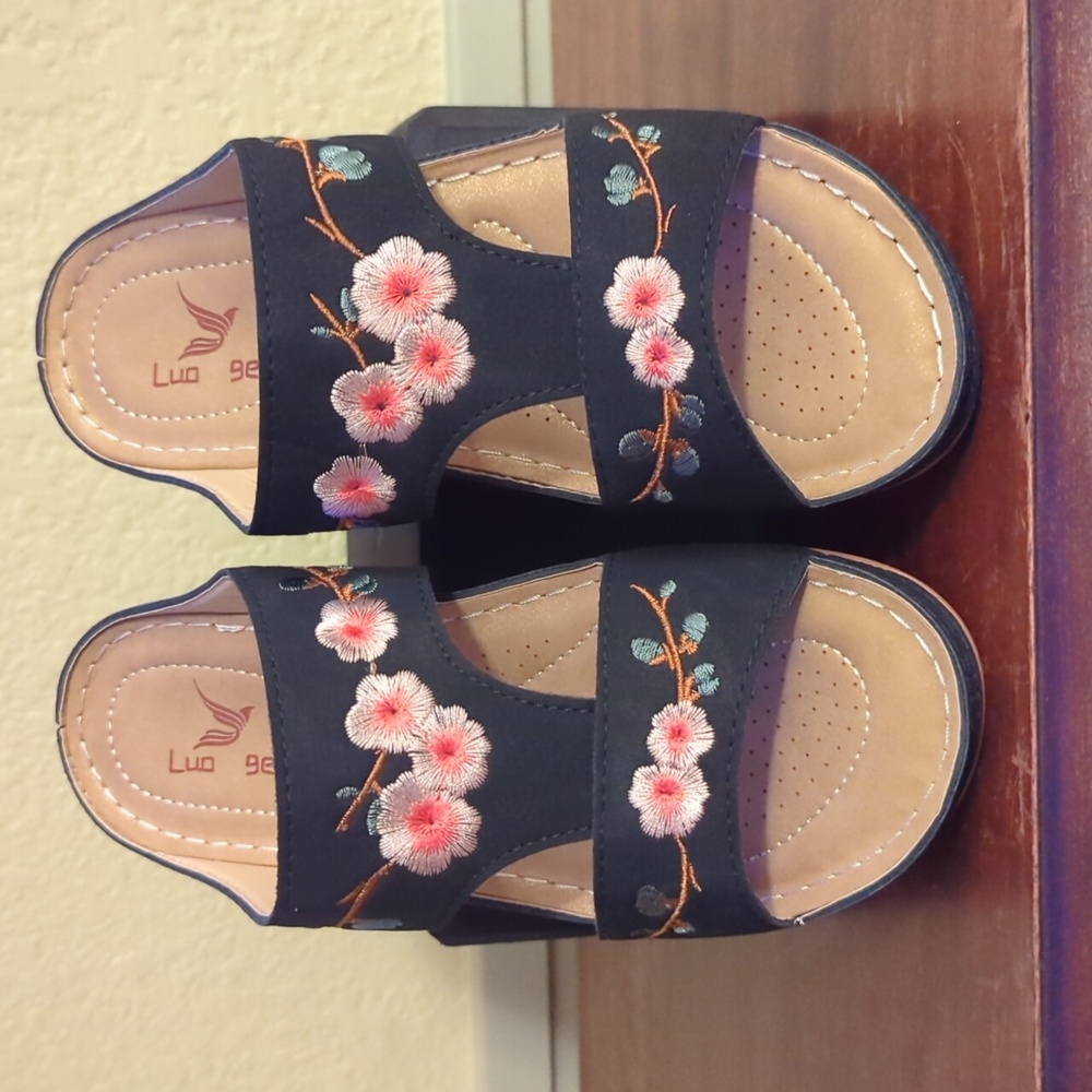 Luo Ge Black Floral Embroidered Comfort Sandals (Size 6)